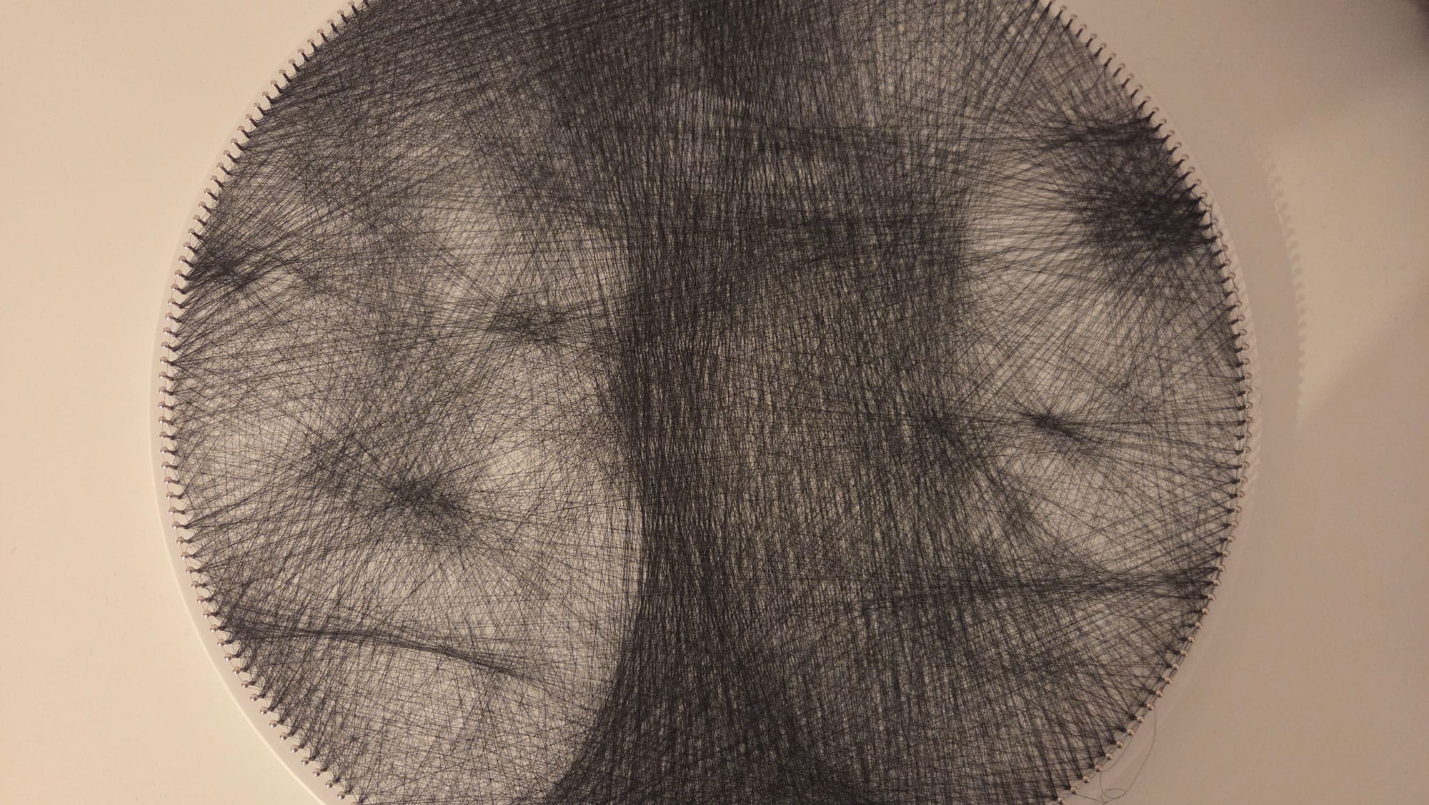 Färdigt runt string art-porträtt