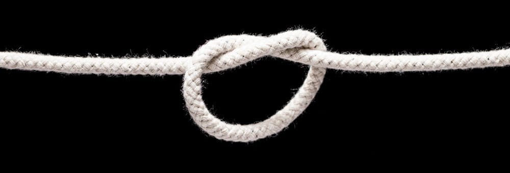 Enkelknut i vit snodd