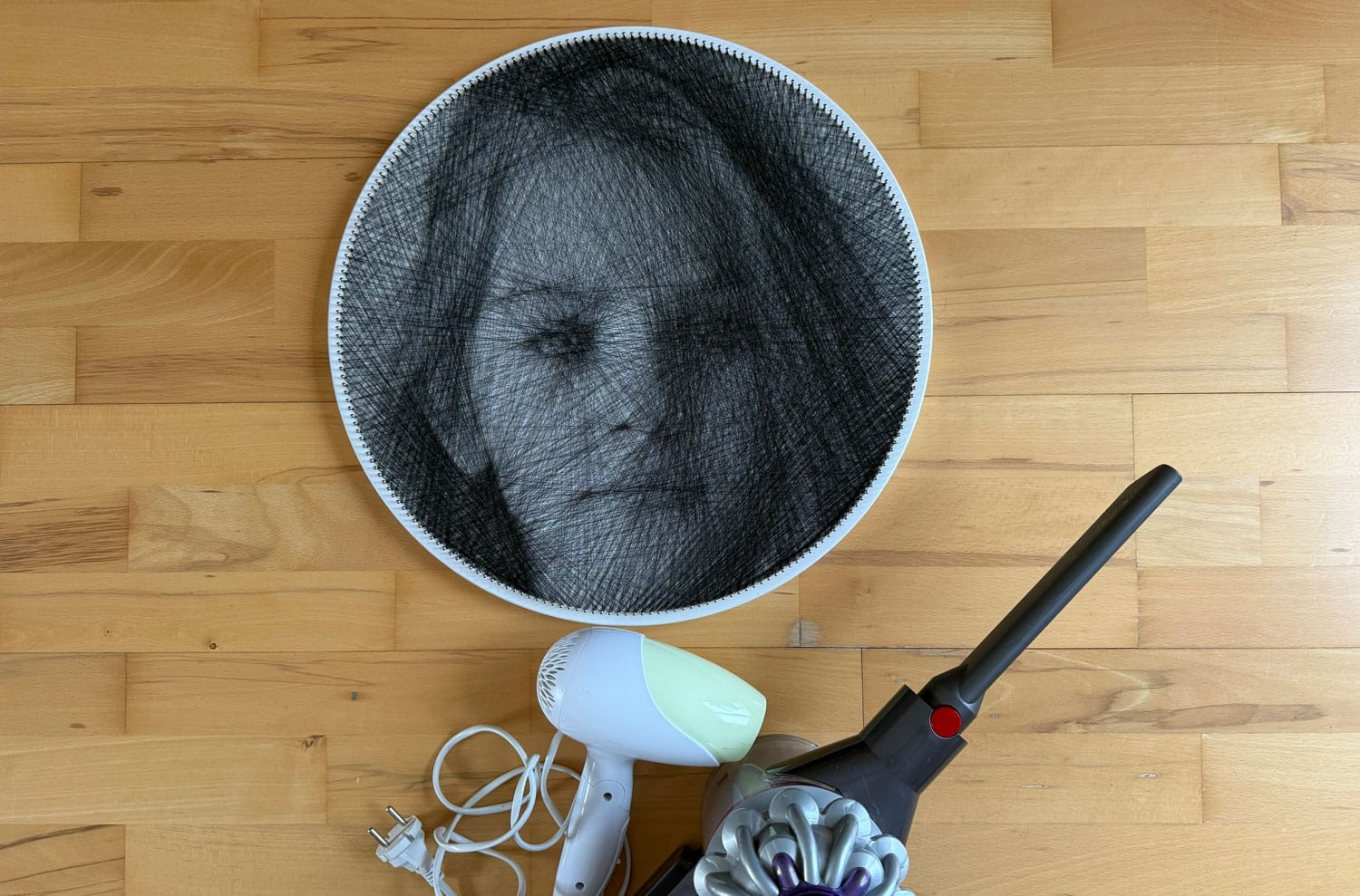 Modelo Circle de string art con un secador de pelo y una aspiradora